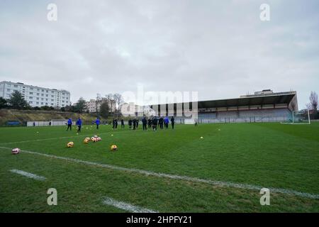 LE HAVRE, FRANKREICH - 21. FEBRUAR: Gesamtansicht des Stade de la Cavee Verte während einer Trainingseinheit der niederländischen Fußballnationalmannschaft der Frauen am 21. Februar 2022 im Stade de la Cavee Verte in Le Havre, Frankreich (Foto: Rene Nijhuis/Orange Picts) Stockfoto