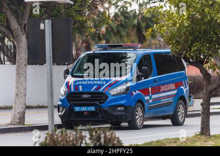 Side, Türkei - 29. Januar 2022: Blue Ford Transit Jandarma parkt an einem Sommertag vor dem Hintergrund eines Parks auf der Straße Stockfoto