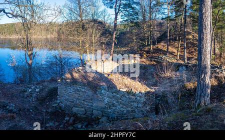 Ruinen der Burg Velesin, Tschechische republik - Überreste einer frühgotischen Burg aus dem 13th. Jahrhundert auf einem bewaldeten Vorgebirge über dem heutigen Rimov-Wasser Stockfoto