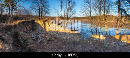 Ruinen der Burg Velesin, Tschechische republik - Überreste einer frühgotischen Burg aus dem 13th. Jahrhundert auf einem bewaldeten Vorgebirge über dem heutigen Rimov-Wasser Stockfoto