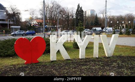 Kiew, Ukraine - November 20 2021: Ich liebe Kiew-Schild in der Nähe der Hauptstraße in Kiew Stadtzentrum, ukrainische Hauptstadt Metropole Stockfoto