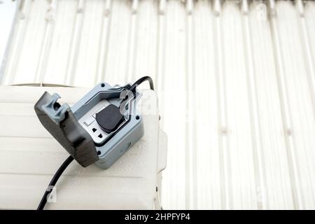 Wasserdichte Anhängersteckdose mit ein-/Ausschalter für den Einsatz mit Handwerkzeugen. Stockfoto