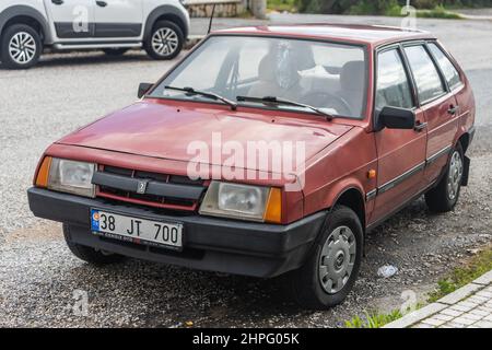 Side, Türkei -27. Januar 2022: Red 2109 vaz parkt an einem Sommertag vor dem Hintergrund einer Straße auf der Straße Stockfoto