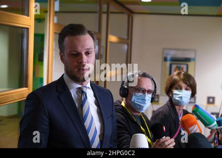 Brüssel, Belgien. 21st. Februar 2022. Der litauische Außenminister Gabrielius Landsbergis spricht mit der Presse, als er am 21. Februar 2022 zu einem Treffen des Rates für Auswärtige Angelegenheiten im EU-Hauptquartier in Brüssel eintrifft. Kredit: ALEXANDROS MICHAILIDIS/Alamy Live Nachrichten Stockfoto