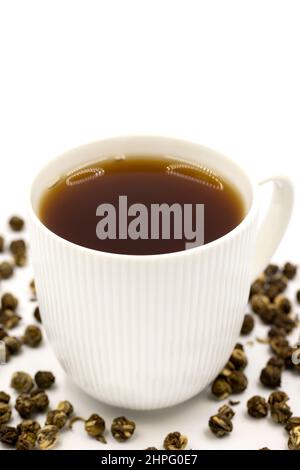 Jasmine Pearls Grüner Tee auf weißem Hintergrund. Medizinischer asiatischer Kräutertee Stockfoto