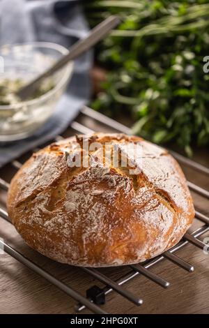 Frisch gebackenes Brot mit einem Kreuz auf der Oberseite, das in Scheiben geschnitten werden kann. Stockfoto