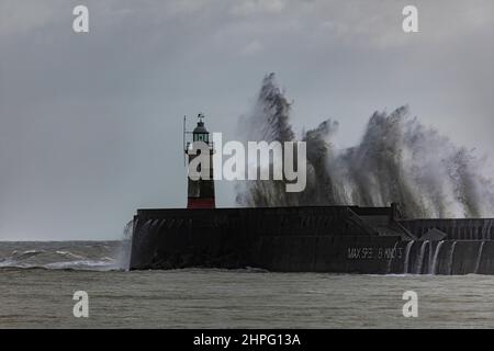 Newhaven Lighthouse, Großbritannien, 21st. Februar 2022. Die Meereswand des Newhaven Lighthouse wurde von starken Wellen getroffen, als der Sturm Franklin fegt, und dachte an Teile der Südküste Englands. Quelle: Steven Paston/Alamy Live News Stockfoto