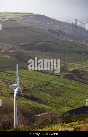 Tozzi Nord srl ist das Unternehmen Tozzi Green, das sich auf die Entwicklung, Herstellung und Vermarktung von Generatoren für kleine Windkraftanlagen spezialisiert hat. Ihre Produkte sind in Aktion auf einem Pennine-Hügel über Halifax , Calderdale, West Yorkshire Quelle: Windmill Images/Alamy Live News Stockfoto