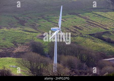 Tozzi Nord srl ist das Unternehmen Tozzi Green, das sich auf die Entwicklung, Herstellung und Vermarktung von Generatoren für kleine Windkraftanlagen spezialisiert hat. Ihre Produkte sind in Aktion auf einem Pennine-Hügel über Halifax , Calderdale, West Yorkshire Quelle: Windmill Images/Alamy Live News Stockfoto