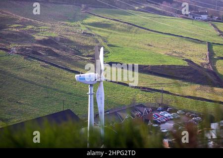 Tozzi Nord srl ist das Unternehmen Tozzi Green, das sich auf die Entwicklung, Herstellung und Vermarktung von Generatoren für kleine Windkraftanlagen spezialisiert hat. Ihre Produkte sind in Aktion auf einem Pennine-Hügel über Halifax , Calderdale, West Yorkshire Quelle: Windmill Images/Alamy Live News Stockfoto