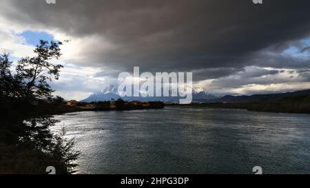 Sonnenaufgang über Rio Serrano und Torres del Paine Nationalpark, Chile Stockfoto