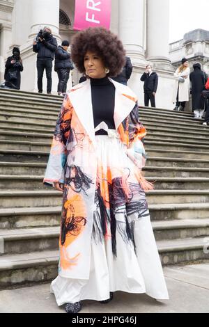 London, Großbritannien, 21. Februar 2022: Prominente und Fashionistas kommen zur Roksanda London Fashion Week in der Tate Britain. Bridgerton-Star Golda Rosheuvel, die Königin Charlotte spielt, gehörte zu den Teilnehmern. Anna Watson/Alamy Live News Stockfoto