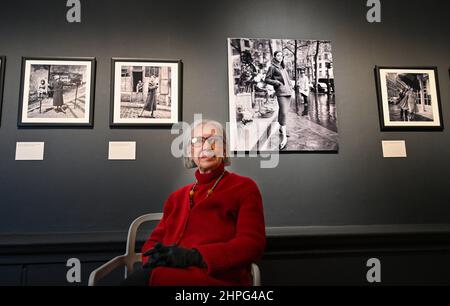 Brighton UK 21st. Februar 2022 - Fotografin Marilyn Stafford (96) bei der Eröffnung ihrer Retrospektive "A Life in Photography" im Brighton Museum & Art Gallery . Die Ausstellung der in den USA geborenen, heute in Sussex ansässigen Fotografin umfasst die bislang umfassendste Ausstellung des photographerÕs-Werks und stammt aus einem internationalen Archiv aus vier Jahrzehnten, das Prominentenporträts, Modeaufnahmen, Straßenfotografie, humanitäre Geschichten und Zeitungsberichte umfasst. : Credit Simon Dack / Alamy Live News Stockfoto