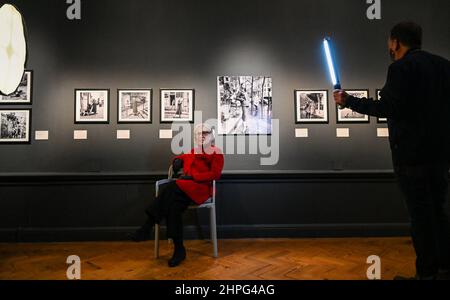 Brighton UK 21st. Februar 2022 - Fotografin Marilyn Stafford (96) bei der Eröffnung ihrer Retrospektive "A Life in Photography" im Brighton Museum & Art Gallery . Die Ausstellung der in den USA geborenen, heute in Sussex ansässigen Fotografin umfasst die bislang umfassendste Ausstellung des photographerÕs-Werks und stammt aus einem internationalen Archiv aus vier Jahrzehnten, das Prominentenporträts, Modeaufnahmen, Straßenfotografie, humanitäre Geschichten und Zeitungsberichte umfasst. : Credit Simon Dack / Alamy Live News Stockfoto