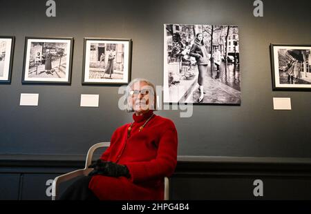 Brighton UK 21st. Februar 2022 - Fotografin Marilyn Stafford (96) bei der Eröffnung ihrer Retrospektive "A Life in Photography" im Brighton Museum & Art Gallery . Die Ausstellung der in den USA geborenen, heute in Sussex ansässigen Fotografin umfasst die bislang umfassendste Ausstellung des photographerÕs-Werks und stammt aus einem internationalen Archiv aus vier Jahrzehnten, das Prominentenporträts, Modeaufnahmen, Straßenfotografie, humanitäre Geschichten und Zeitungsberichte umfasst. : Credit Simon Dack / Alamy Live News Stockfoto