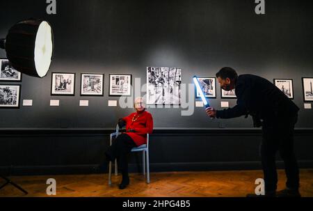 Brighton UK 21st. Februar 2022 - Fotografin Marilyn Stafford (96) bei der Eröffnung ihrer Retrospektive "A Life in Photography" im Brighton Museum & Art Gallery . Die Ausstellung der in den USA geborenen, heute in Sussex ansässigen Fotografin umfasst die bislang umfassendste Ausstellung des photographerÕs-Werks und stammt aus einem internationalen Archiv aus vier Jahrzehnten, das Prominentenporträts, Modeaufnahmen, Straßenfotografie, humanitäre Geschichten und Zeitungsberichte umfasst. : Credit Simon Dack / Alamy Live News Stockfoto