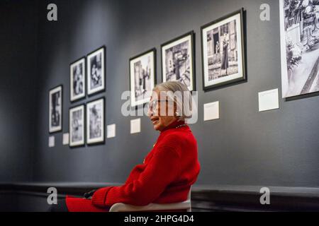 Brighton UK 21st. Februar 2022 - Fotografin Marilyn Stafford (96) bei der Eröffnung ihrer Retrospektive "A Life in Photography" im Brighton Museum & Art Gallery . Die Ausstellung der in den USA geborenen und heute in Sussex ansässigen Fotografin umfasst die bislang umfassendste Ausstellung des Werks des Fotografen und stammt aus einem internationalen Archiv aus vier Jahrzehnten. Sie umfasst Porträts von Prominenten, Modeaufnahmen, Straßenfotografie, humanitäre Geschichten und Zeitungsberichte. : Credit Simon Dack / Alamy Live News Stockfoto