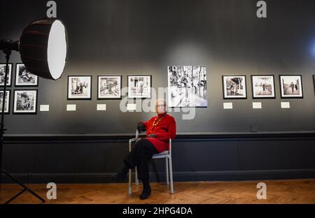 Brighton UK 21st. Februar 2022 - Fotografin Marilyn Stafford (96) bei der Eröffnung ihrer Retrospektive "A Life in Photography" im Brighton Museum & Art Gallery . Die Ausstellung der in den USA geborenen, heute in Sussex ansässigen Fotografin umfasst die bislang umfassendste Ausstellung des photographerÕs-Werks und stammt aus einem internationalen Archiv aus vier Jahrzehnten, das Prominentenporträts, Modeaufnahmen, Straßenfotografie, humanitäre Geschichten und Zeitungsberichte umfasst. : Credit Simon Dack / Alamy Live News Stockfoto