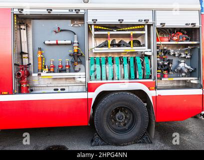 Samara, Russland - 7. Mai 2019: Ausrüstung für Feuerlöscher. Feuer- und Rettungsausrüstung in einem Feuerwehrfahrzeug Stockfoto