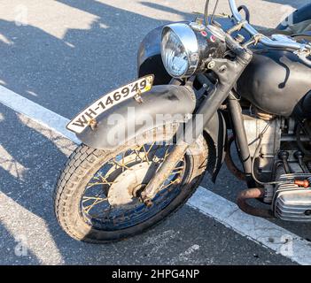 Samara, Russland - 9. November 2013: Altes deutsches Retro-Motorrad aus dem 2. Weltkrieg mit Nummernschild am Kotflügel des Vorderrads Stockfoto