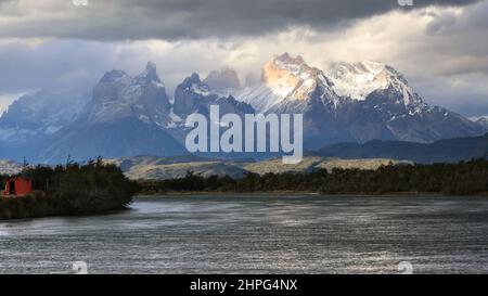 Sonnenaufgang über Rio Serrano und Torres del Paine Nationalpark, Chile Stockfoto