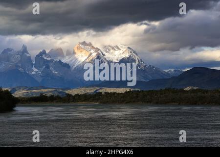 Sonnenaufgang über Rio Serrano und Torres del Paine Nationalpark, Chile Stockfoto