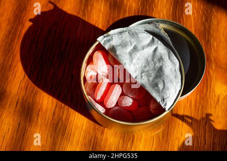 Cherry Fresh Breath sweet Bonbons in Metallkanül auf dem Tisch. Stockfoto