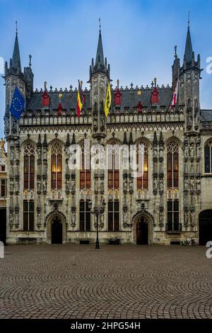 Das Rathaus von Brügge wurde im spätgotischen Monumentalstil erbaut. Foto aufgenommen am 25th. Januar 2022 in Brügge, Provinzen Westflandern, Belgien. Stockfoto