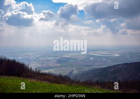 Ländliche Landschaft in der Umgebung von Tokaj, einer historischen Stadt in der Grafschaft Borsod-Abaúj-Zemplén, Nordungarn. Es ist das Zentrum des Tokaj-Heg Stockfoto