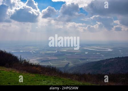 Ländliche Landschaft in der Umgebung von Tokaj, einer historischen Stadt in der Grafschaft Borsod-Abaúj-Zemplén, Nordungarn. Es ist das Zentrum des Tokaj-Heg Stockfoto