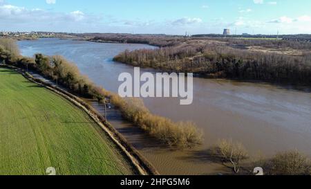 Überschwemmungen auf der Newton Lane in Leeds blicken auf das Kraftwerk Ferrybridge, nachdem Sturm Franklin den Fluss Aire am Wochenende zum Platzen gebracht hatte Stockfoto