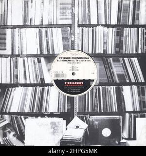 Stonegroove Recordings 12 Zoll generische Vinyl-Hülle. Verfügt über Foto von Regalen aus Vinyl. Ein schlecht dokumentiertes Londoner R'n'B-Label, das ein paar Jahre lang um 1999 bis 2021 lief, aber dieser generische schwarze und weiße Rückenarm, der die meisten ihrer letzten Dutzend Veröffentlichungen schmückte, ist eine schöne Erinnerung an Vinyl-Regale, wie sie von Labels verwendet werden. Stockfoto