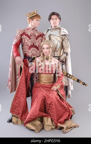 Mittelalterlicher König mit Schwert und Krone Stockfoto