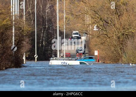 Castleford, Großbritannien. 21st. Februar 2022. Fahrzeuge werden auf einer überfluteten Barnsdale Road, Castleford, aufgegeben, nachdem Sturm Franklin am Wochenende in Castleford, Großbritannien, den Fluss Aire dazu gebracht hatte, seine Ufer zu sprengen, am 2/21/2022. (Foto von James Heaton/News Images/Sipa USA) Quelle: SIPA USA/Alamy Live News Stockfoto