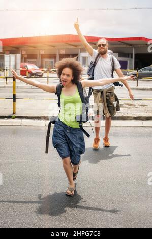 Fröhliche Touristen heben ihre Hände hoch und genießen ihre Reise Stockfoto