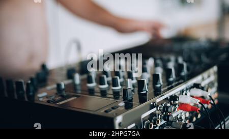 Nahaufnahme des digitalen DJ-CD-Players und Mischers für Disc Jockey Stockfoto