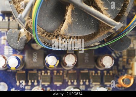 Alte Computeranlage mit Spinnennetz und Staub im Inneren. Stockfoto