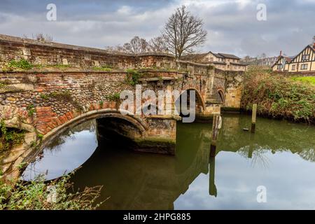 Die mittelalterliche Bischofsbrücke über den Fluss Wensum im Winter, Stadt Norwich, Norfolk, England Stockfoto