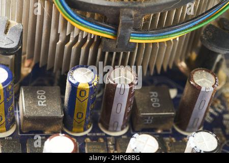 Alte Computeranlage mit Spinnennetz und Staub im Inneren. Stockfoto