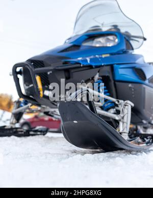 Schneemobil im Winter. Schneemobilfahren im Winter im Norden Stockfoto