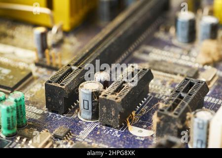 Alte Computeranlage mit Spinnennetz und Staub im Inneren. Stockfoto