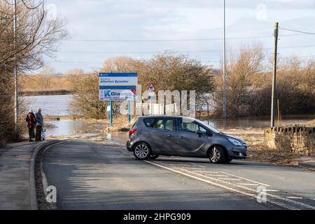 Castleford, Großbritannien. 21st. Februar 2022. Ein Auto dreht sich um, während die Hauptstraße aus Castleford vollständig überflutet ist, nachdem der Sturm Franklin den Fluss Aire dazu veranlasst hat, seine Ufer zu sprengen und Teile von Castleford, West Yorkshire, in Castleford, Großbritannien, am 2/21/2022 zu überschwemmen. (Foto von James Heaton/News Images/Sipa USA) Quelle: SIPA USA/Alamy Live News Stockfoto