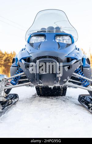 Schneemobil im Winter. Schneemobilfahren im Winter im Norden Stockfoto