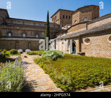 Jaca, Provinz Huesca, Aragon, Spanien. Diözesanmuseum von Jaca (Museo Diocesano de Jaca). Kreuzgang Garten der Kathedrale. Das Museum umgibt das Stockfoto