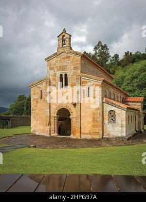 Iglesia de San Salvador de Valdediós (die Kirche des heiligen Erlöser der Valdediós) in der Nähe von Villaviciosa, Asturien, Spanien. Die romanische Kirche wurde f Stockfoto