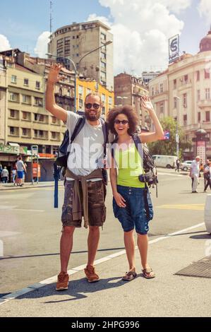 Euporisch glückliche Touristen heben ihre Hände hoch und genießen ihre Reise Stockfoto