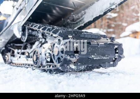 Schneemobil im Winter. Schneemobilfahren im Winter im Norden Stockfoto