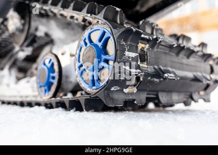 Schneemobil im Winter. Schneemobilfahren im Winter im Norden Stockfoto