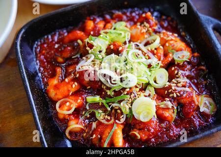 Koreaner neigen dazu, scharfes Essen gut zu essen. Der würzig gebratene webfoot-Oktopus wird mit roter Pfefferpaste unter Rühr gebraten, so dass der würzige Geschmack ausgezeichnet ist. Stockfoto
