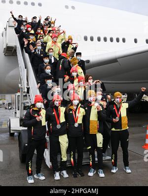 21. Februar 2022, Hessen, Frankfurt am Main: Medaillengewinnerinnen und Medaillengewinnerinnen des deutschen Olympia-Teams stehen mit der Lufthansa-Crew auf dem Frankfurter Flughafen bei ihrer Rückkehr von den Olympischen Spielen in Peking. Foto: Arne Dedert/dpa Stockfoto